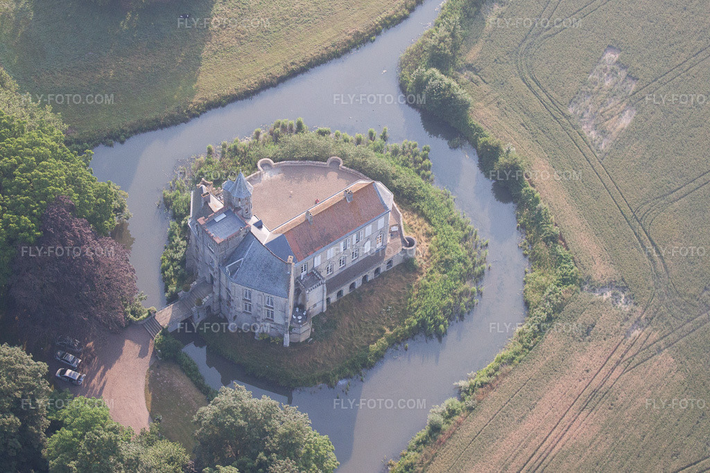 Aerial view: Buildings and castle park facilities of the moated castle of Tilques in Tilques in the state Pas de Calais, France. – Photo: IMG_58921.jpg taken on 07/22/2013 by Werner Riehm/FLY-FOTO.com – Resolution of the original: 3568 x 2379 px
