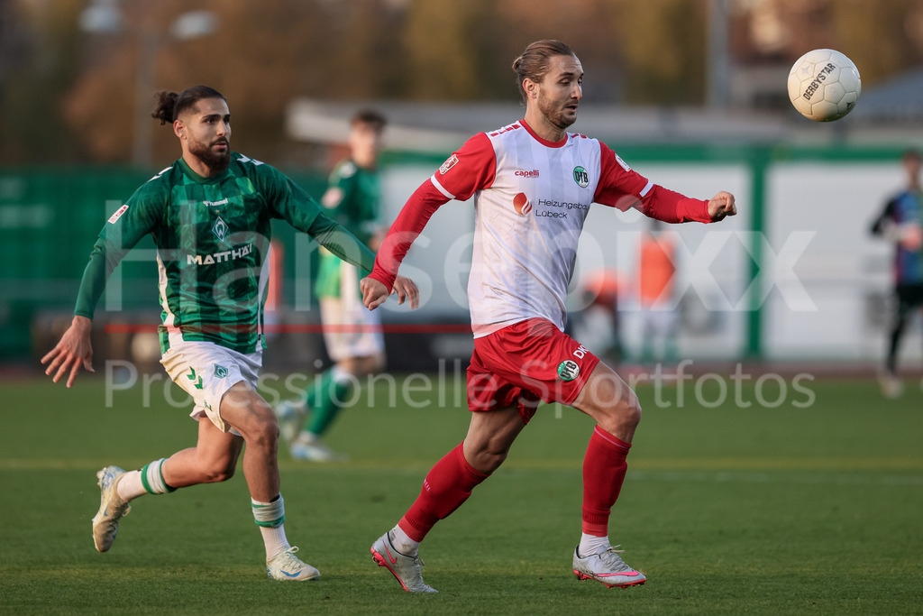 Fussball, Regionalliga Nord, SV Werder Bremen II - VfB Lübeck | v.li.: Mikail Polat (SV Werder Bremen II, 8) und Felix Drinkuth (VfB Lübeck, 11) im Zweikampf, Duell, Dynamik, Aktion, Action, Spielszene