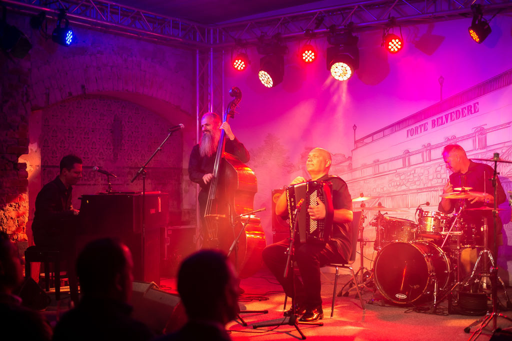 Tango meets Cuba | Tango meets Cuba mit den Klazz Brothers & Cuba Percussion im Forte Belvedere Leisnig zum Festival Hallo Leisnig 2022. - Realisiert mit Pictrs.com