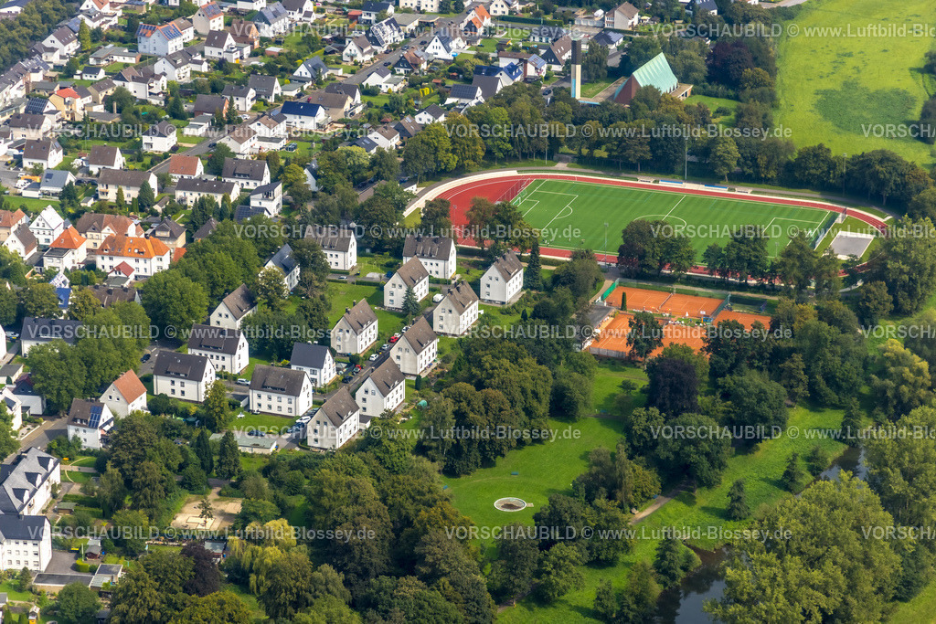 Froendenberg230901999 | Luftbild, Wohnsiedlung Südstraße, Sportpark, Fröndenberg, Fröndenberg, Ruhrgebiet, Nordrhein-Westfalen, Deutschland