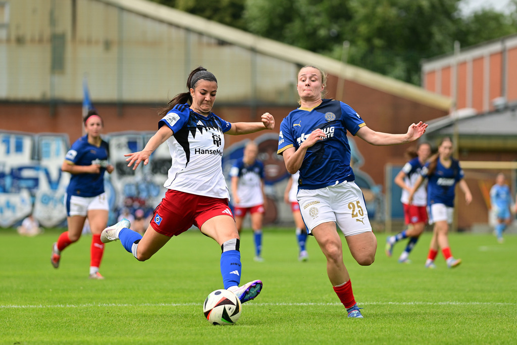 Fußball I Frauen I Saison 2025-2026 I Testspiel I Hamburger SV - Holstein Kiel | Vildan Kardesler (7, Hamburger SV) Alia Redant (25, Holstein Kiel) - Realisiert mit Pictrs.com