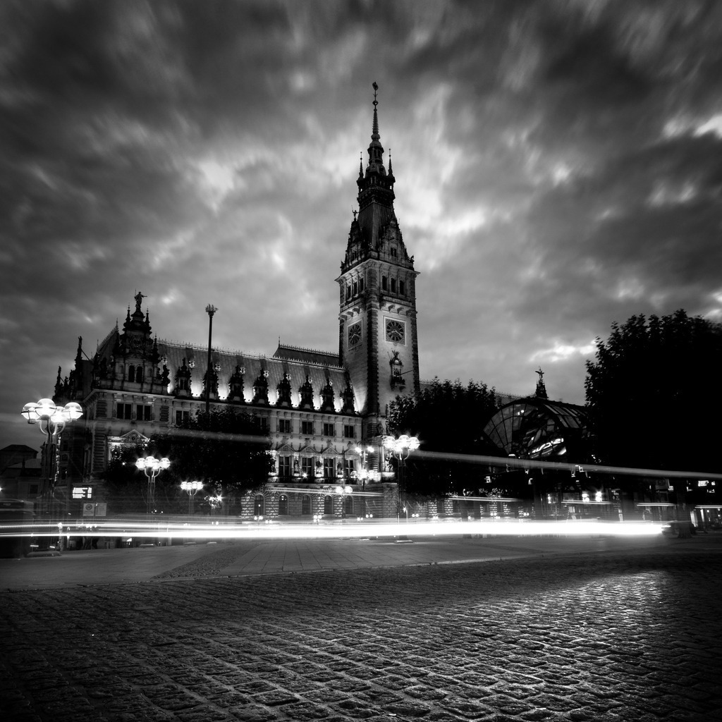 rathaus in schwarzweiss | Kaufen Sie Hamburg Bilder und Hamburg Fotos auf Leinwand, Acrylglas, Alu-Dibond, oder als Poster in Hamburgs großer Onlinegalerie. Elbphilharmonie Bilder, Hamburger Hafen, Speicherstadt, Alster und viel mehr.