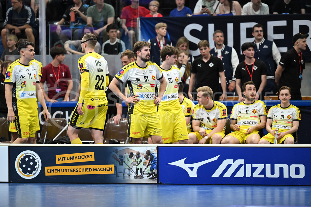 Zug United - HC Rychenberg - 25. April 2026 | Marco Eyer (#71 HC Rychenberg Winterthur), Michel Wöcke (#22 HC Rychenberg Winterthur), Tim Aeschimann (#81 HC Rychenberg Winterthur), Kimmo Reich (#66 HC Rychenberg Winterthur), Nils Boman (#70 HC Rychenberg Winterthur), Manuel Maurer (#11 HC Rychenberg Winterthur) und Timo Graf (#91 HC Rychenberg Winterthur) vor dem Penaltyschiessen am L-UPL Superfinal-Spiel zwischen Zug United und HC Rychenberg am 25. April 2026 in der BCF Arena, Fribourg, Schweiz.Bild: Sportfotografie Markus Aeschimann | www.markus-aeschimann.ch - Realisiert mit Pictrs.com