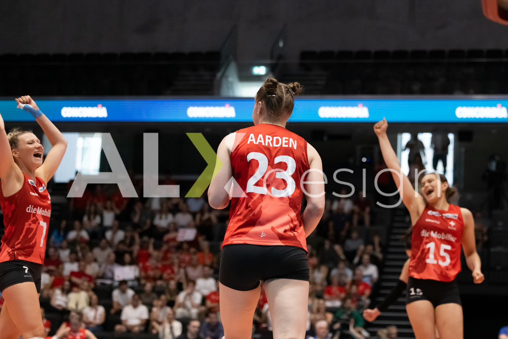 Austria v Switzerland - CEV European League Women | KRIENS, SWITZERLAND - JUNE 14: MERET AARDEN, MÉLINE PIERRET and ALIX DE MICHELI of Switzerland celebrating during the CEV European League match between Austria and Switzerland at Pilatus Arena on June 14, 2026 in Kriens, Switzerland. - Realisiert mit Pictrs.com