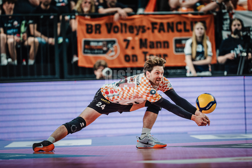 Volleyball | Herren | Saison 2024/2025 | 1. Volleyball Bundesliga Männer | Finale | SVG Lüneburg vs. BERLIN RECYCLING Volleys | 01.05.2025 | Kyle Dagostino (#24, Berlin Recycling Volleys) nimmt den Ball an