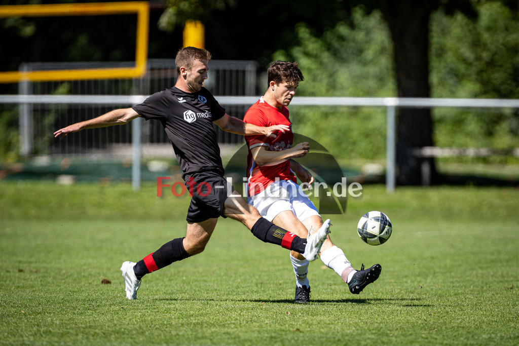 SV Raisting gegen SV Waldeck-Obermenzing München | Fußball Herren Bezirksliga Oberbayern Süd 2025/26 7. Spieltag, SV Raisting gegen SV Waldeck-Obermenzing München, 20250831,Zweikampf, 2025-08-31 in Raisting (Raiffeisen Arena Raisting), Frederik SPECHT (SV Raisting 8), Alexander HERCOG (SV Waldeck-Obermenzing München 5), Copyright: WolfgangxLindner www.foto-lindner.de