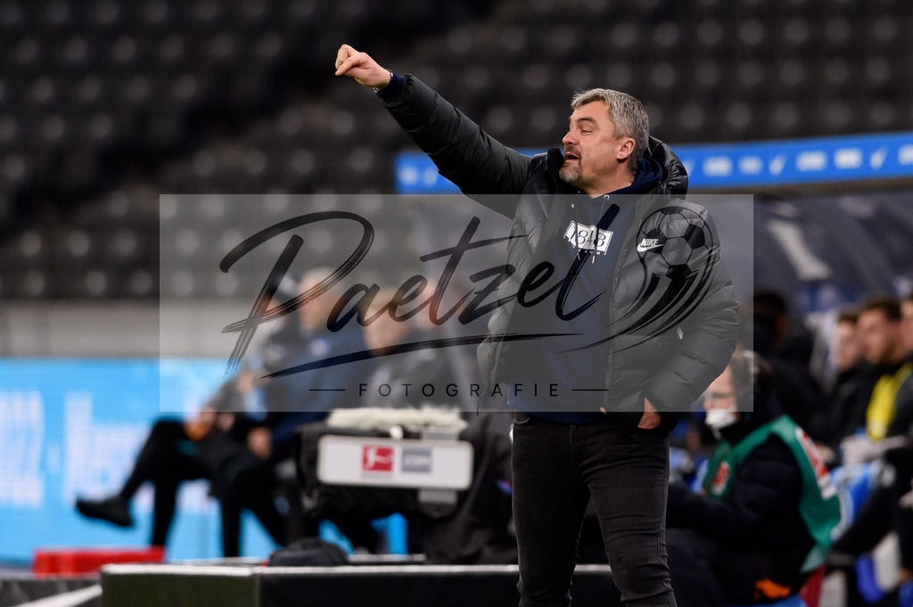 HERFUE20220204_003 | Fussball, Herren: Trainer Thomas Reis (VfL Bochum) gestikuliert, Gestik bei dem Spiel der 1. Bundesliga zwischen Hertha BSC und VfL Bochum im Olypiastadion am 04.02.2022 in Berlin, Deutschland.DFB / DFL REGULATIONS PROHIBIT ANY USE OF PHOTOGRAPHS AS IMAGE SEQUENCES AND/OR QUASI-VIDEO. - Realisiert mit Pictrs.com