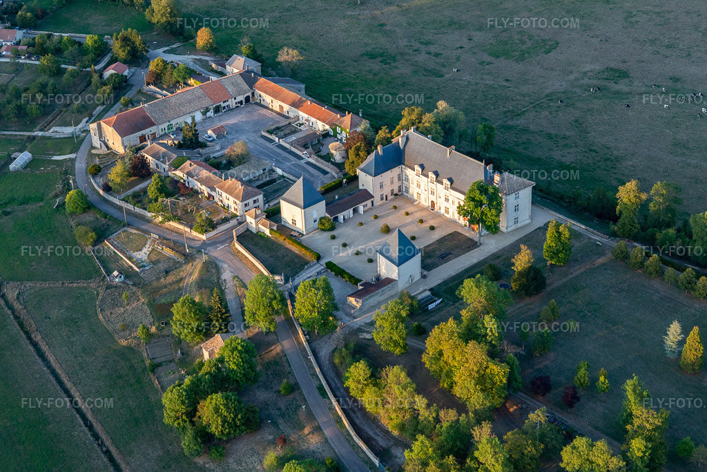 Aerial view: Château de Montbras with Hostellerie de L'Isle en Bray in Montbras in Champougny in the state Meuse, France. – Photo: IMG_118369.jpg taken on 09/15/2019 by Werner Riehm/FLY-FOTO.com – Resolution of the original: 5130 x 3420 px
