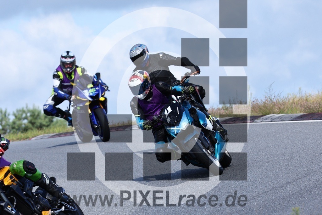 0011-20240805_00626 | Schöne Erinnerungen an spannende Momente - das festzuhalten ist unser Job. PIXELrace.de ist seit 2003 auf den Rennstrecken Europas unterwegs um die Action draußen beim Fahren und die wunderbare Stimmung imm Fahrerlager für euch einzufangen.