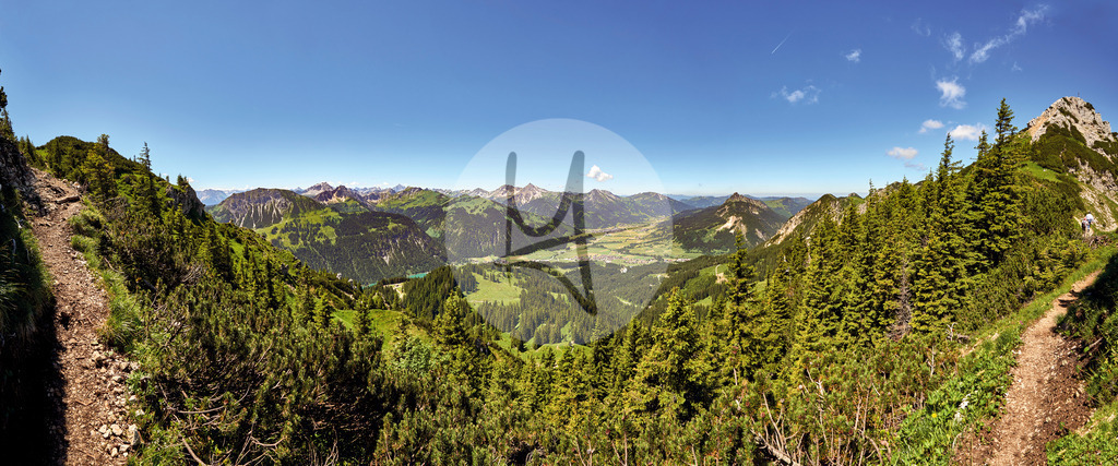 Aussicht vom Wanderweg auf das Tannheimer Tal im Sommer, Tirol, Österreich | Meurer Shop - Realisiert mit Pictrs.com