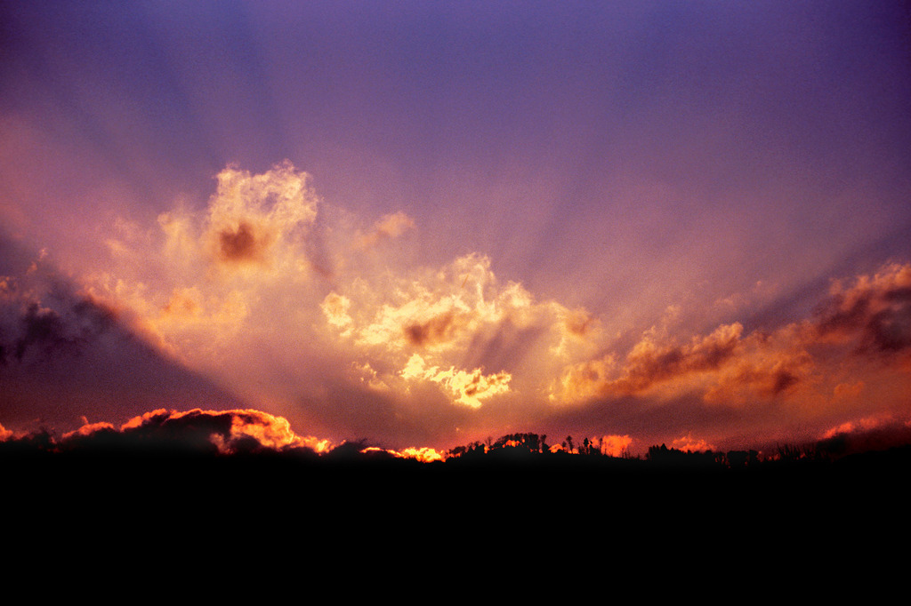 WolkenWort 33_Wolkenschimmer | Wolkenwort # 33
Sonnenaufgang in Durbach, Deutschland, 
Fotoausstellung WOLKENWORTE, Oberbank Salzburg, Alter Markt 4, 30.5.-30.6.2006. Eine veranstaltung der Europagesellschaft, Salzburg