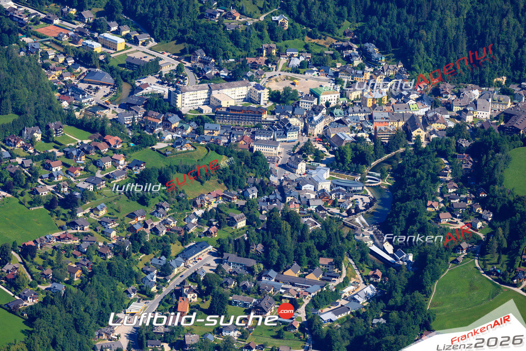 Die Luftaufnahme der Stadt Bad Aussee wurde 2017 vom Flugzeug heraus erstellt ( keine Drohne )- hohe Auflösung für beste Qualität