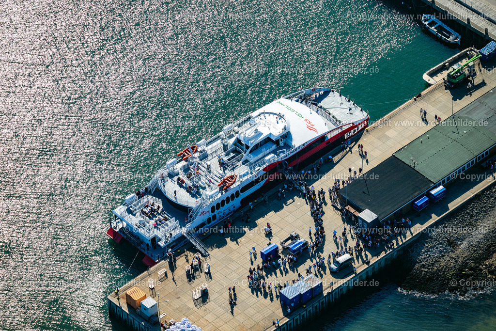 Helgoland_Halunder_Jet_FRS_Fähren_ELS_4045280824 | HELGOLAND 28.08.2024 Im Hafen ankerndes und festgemachtes Fährschiff " Katamaran FRS Halunder Jet " an der Straße Am Südstrand in Helgoland im Bundesland Schleswig-Holstein, Deutschland. // Anchored and moored ferry in the harbor " Katamaran FRS Halunder Jet " on street Am Suedstrand in Helgoland in the state Schleswig-Holstein, Germany. Foto: Martin Elsen