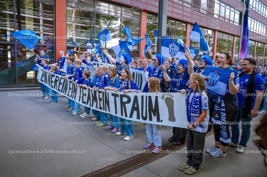 xSSCx18042601095 | 18.04.2026, xsscx, Handball, DHB-Pokal Lidl Final4, Saison 2025 / 2026 Herren, Lanxess Arena, Köln: Fans beim Fanmarsch des TBV Lemgo-Lippe auf dem Weg zur Lanxess Arena Photo: xSandraxScherningxPressefotoKochx