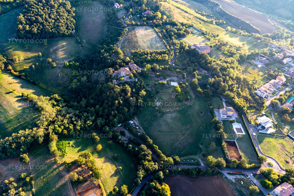 Aerial view: Castello della Torricella in Scandiano in the state Reggio Emilia, Italy.Photo: IMG_134686.jpg taken on 09/19/2022 by Werner Riehm/FLY-FOTO.comResolution of the original: 4943 x 3295 pxTurismo Reggiano - Portale turistico del comune di Reggio Emilia