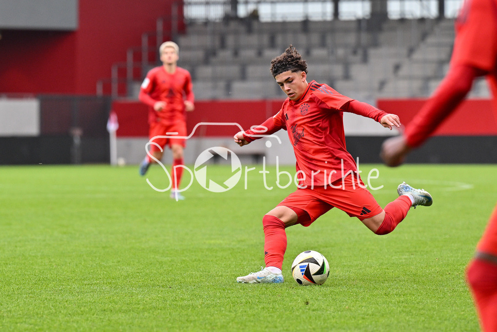 FC Bayern München U19 - TSV 1860 München U19 | am Ball Jussef NASRAWE (FCB #10) / Freisteller / Einzelfoto / U19 DFB Nachwuchsliga: FC Bayern Muenchen U19 - TSV 1860 Muenchen U19, FC Bayern Campus am 02.11.2024