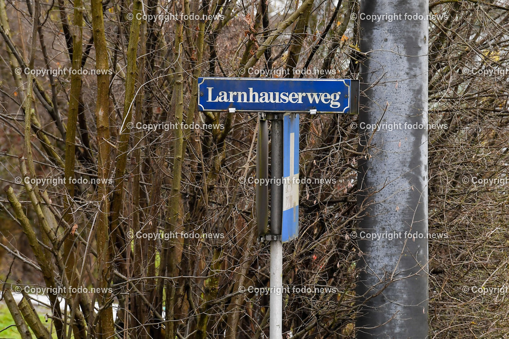 Polizeieinsatz Mordversuch_ Polizei_ Leonding_ 09.01.2023-14 | 09.01.2023, Polizeieinsatz Leonding, AUT, im Bild, Polizeieinsatz Mordversuch, Polizei, Fahndung, Tatort, Larnhauserweg, Schild, Tafel, Untergaumberg