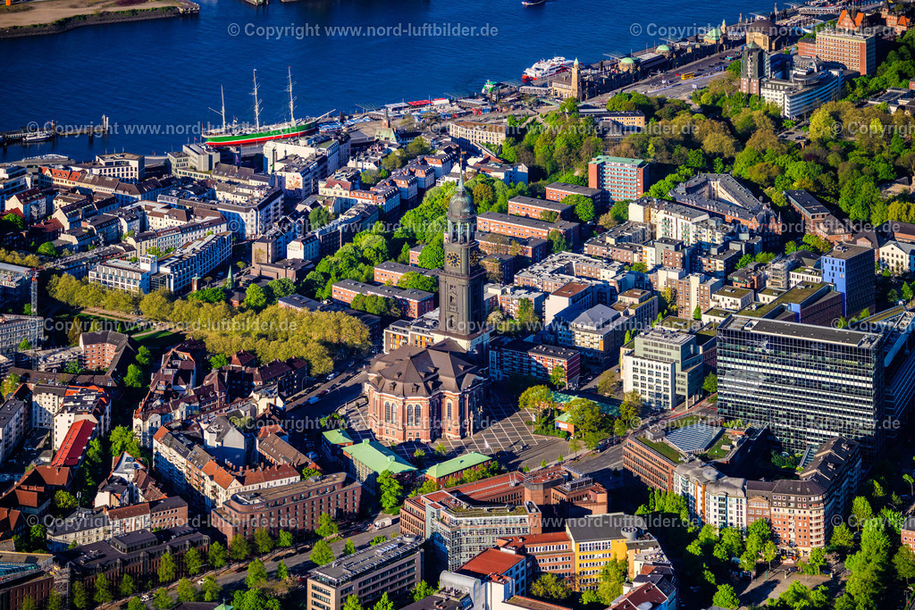 Hamburg_St. Michaelis_Kirche_Michel_bis_Hafen_ELS_1317270425 | HAMBURG 01.05.2025 Hauptkirche Sankt Michaelis "Michel" im Stadtteil Neustadt in Hamburg, Deutschland. Weiterführende Informationen bei: Hauptkirche St. Michaelis. // Main church Sankt Michaelis "Michel" in the district Neustadt in Hamburg, Germany. Further information at: Hauptkirche St. Michaelis. Foto: Martin Elsen