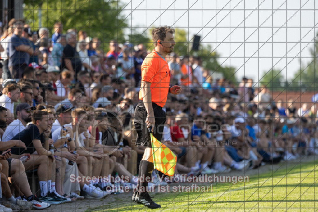 20250618_184927_0134 | #,SG Erkenbrechtsweiler-Hochwang (blau) vs. TSV Berkheim (grau), Fußball, Entscheidungsspiel 2 in Bezirksliga - Bezirk Neckar/Fils, Saison 2024/2025, Rasenplatz, Erlengarten 37, 73087 Bad Boll, 18.06.2025 - 18:30 Uhr,Foto: PhotoPeet-Sportfotografie/Peter Harich