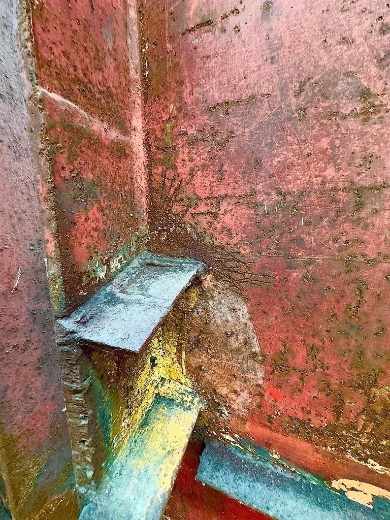 Spuren der Zeit | Ein einzigartiges Kunstwerk voller Charakter und Geschichte! Dieses faszinierende, farbenfrohe Metallrelief zieht alle Blicke auf sich mit seiner lebendigen Textur und den warmen Rosttönen. Perfekt für Liebhaber von Industrie-Ästhetik und außergewöhnlichen Dekorationen, bringt dieses Originalstück eine besondere Atmosphäre in jeden Raum. Holen Sie sich ein Stück Kunst, das Geschichten erzählt und im Laufe der Zeit seinen ganz eigenen Charme gewonnen hat! - Realisiert mit Pictrs.com