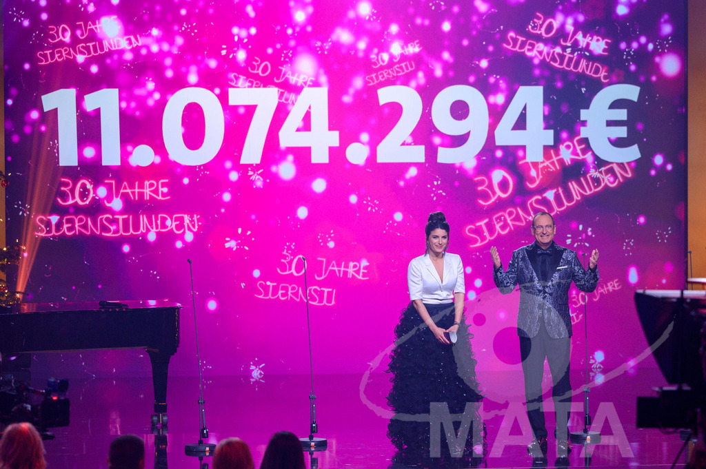_DWI6214 | Spendestand Ankündigung bei '30 Jahre Sternstunden-Gala 2023' in der Frankenhalle. Nürnberg, 15.12.2023 - Realisiert mit Pictrs.com