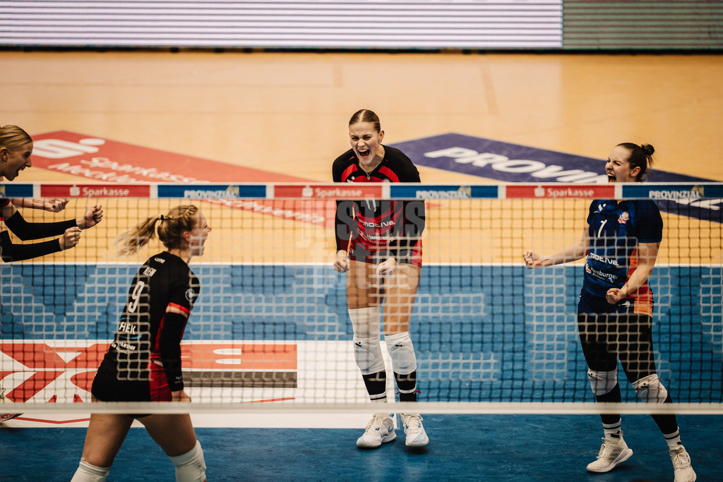 Volleyball | Frauen | Saison 2025/2026 | Volleyball Bundesliga | SSC Palmberg Schwerin vs. ETV Hamburger Volksbank Volleys | 18.10.2025 | ETV jubelt in der Mitte Svea Frobel (#11, ETV Hamburger Volksbank Volleys)