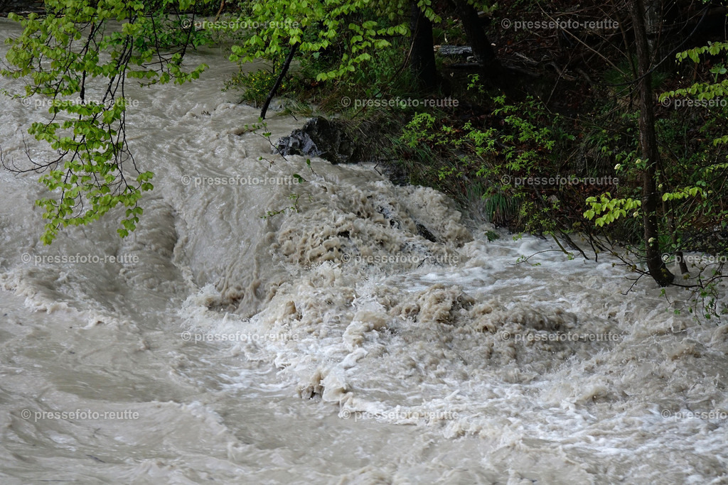 welltvi-Ulrichsbruecken-B179-Pinswang-Hochwasser-21052019-DSD01420 | Info aus dem Bezirk Reutte/Ausserfern Tirol sowie eine umfangreiche Bilddatenbank über die gesamte Region: Lechtal, Talkessel Reutte, Tannheimertal, Zwischentoren. Lech, Plansee, Zugspitze, Grenztunnel, B179, Fernpassstraße, Verkehr, Lawinen, Tradition, - Realisiert mit Pictrs.com