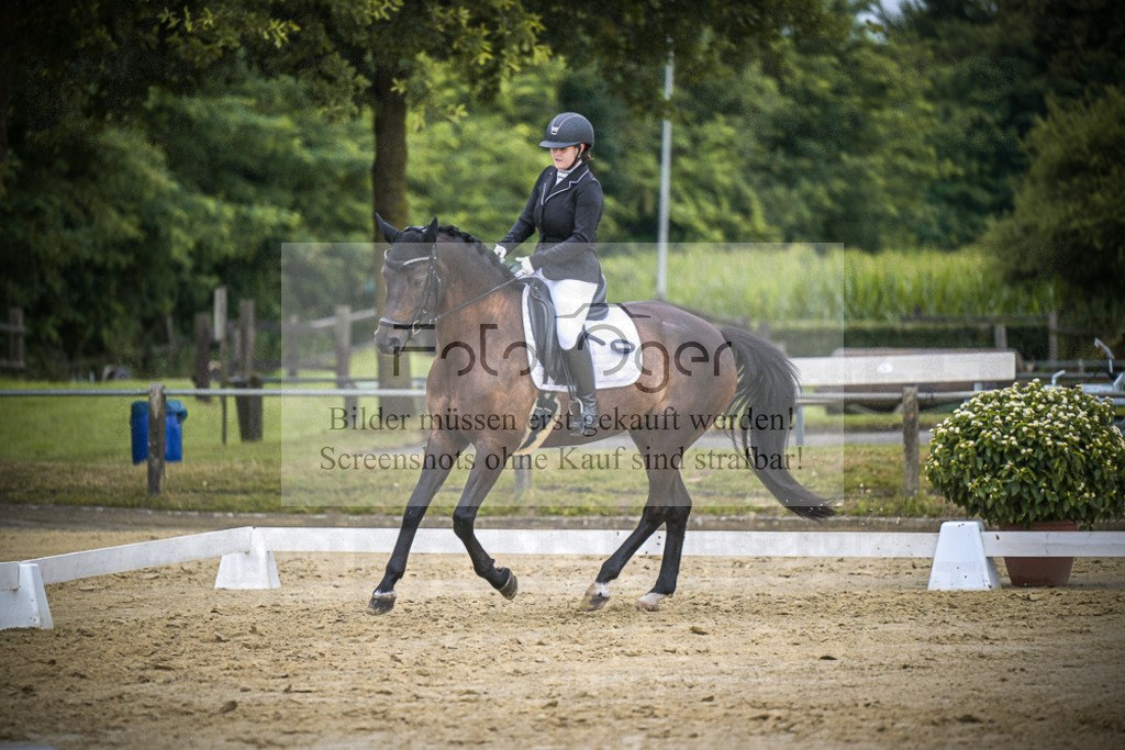 DOS_3891 | Entdecke hochwertige Reitturnierfotos von Foto Oger. Professionell, emotional und authentisch – jetzt Lieblingsmomente im Shop bestellen.Deutschlandweite Turnierfotografie. - Realisiert mit Pictrs.com