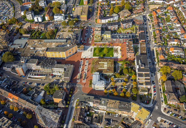 Kamp-Lintfort241013982 | Luftbild, City Neubauwohngebiet Kamperdickstraße und Karl-Flügel-Platz (ehemals Rathausplatz), Terrassenhäuser und grüne Bäume, Sparkasse Duisburg SDN Sparkassen Dienstleistungszentrum Niederrhein GmbH, Kamperdickstraße am Karl-Flügel-Platz, Fußgängerzone, Kamperbruch, Kamp-Lintfort, Ruhrgebiet, Nordrhein-Westfalen, Deutschland
