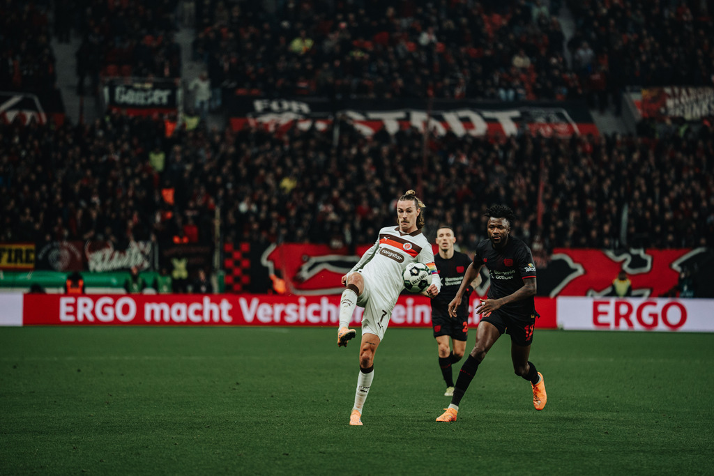 FCS01906 | Der offizielle Shop für FC St. Pauli Fotos. Wähle aus Spielszenen & Fanmomenten dein FCSP Wunschformat. Wir liefern Millerntor-Atmosphäre.