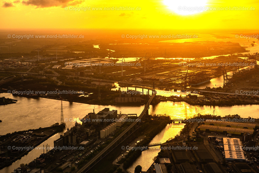 Hamburg_Köhlbrandbrücke_im_Sonnenuntergang_ELS_2009140424 | HAMBURG 14.04.2024 Fluß - Brückenbauwerk einer Schrägseilbrücke " Köhlbrandbrücke " im Sonnenaufgang über dem Rugenberger Hafen im Ortsteil Steinwerder in Hamburg, Deutschland. Weiterführende Informationen bei: Freie und Hansestadt Hamburg Landesbetrieb Straßen, Brücken und Gewässer,  HPA Hamburg Port Authority,  Ingenieurbüro GRASSL GmbH. // River bridge structure of a cable-stayed bridge "Koehlbrandbruecke" in the sunset over the Rugenberg harbor in the Steinwerder district in Hamburg, Germany. Further information at: Freie und Hansestadt Hamburg Landesbetrieb Strassen, Bruecken und Gewaesser,  HPA Hamburg Port Authority,  Ingenieurbuero GRASSL GmbH. Foto: Martin Elsen
