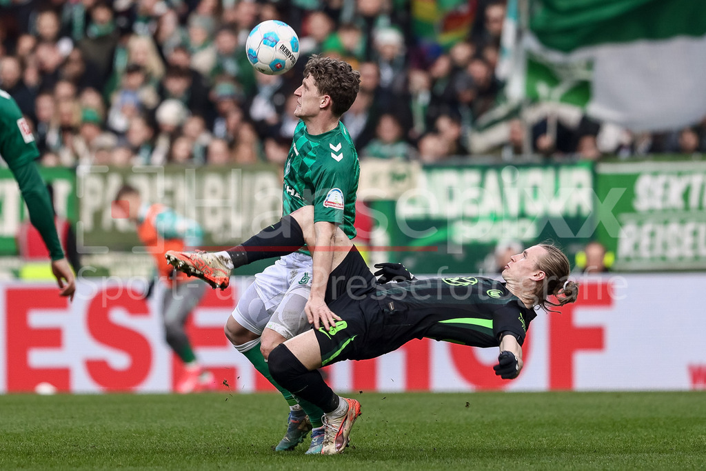 Fussball, Bundesliga, SV Werder Bremen - VfL Wolfsburg | v.li.: Jens Stage (SV Werder Bremen, 6) und Patrick Wimmer (VfL Wolfsburg, 39) im Zweikampf, Duell, Dynamik, Aktion, Action, Spielszene, DIE DFL-RICHTLINIEN UNTERSAGEN JEGLICHE NUTZUNG VON FOTOS ALS SEQUENZBILDER UND/ODER VIDEOÄHNLICHE FOTOSTRECKEN. DFL REGULATIONS PROHIBIT ANY USE OF PHOTOGRAPHS AS IMAGE SEQUENCES AND/OR QUASI-VIDEO.