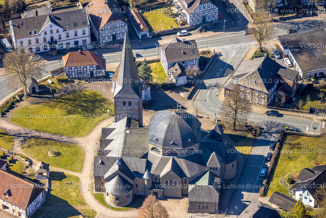 Balve250304163 | Luftbild, kath. Pfarrkirche St.-Blasius im Ortszentrum, Balve, Sauerland, Nordrhein-Westfalen, Deutschland