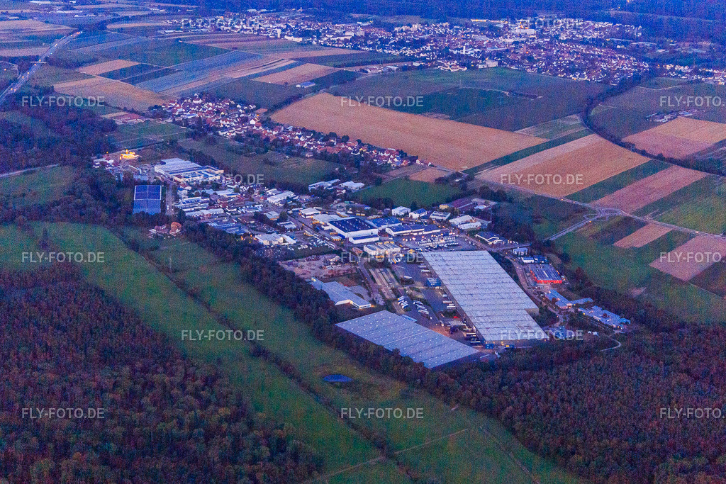 Gewerbegebiet Horst in der Dämmerung | Luftbild: Gewerbegebiet Horst in der Dämmerung im Ortsteil Minderslachen in Kandel im Bundesland Rheinland-Pfalz in Deutschland. Foto: IMG_109289.jpg vom 27.07.2018 durch Werner Riehm/FLY-FOTO.de - Realisiert mit Pictrs.com