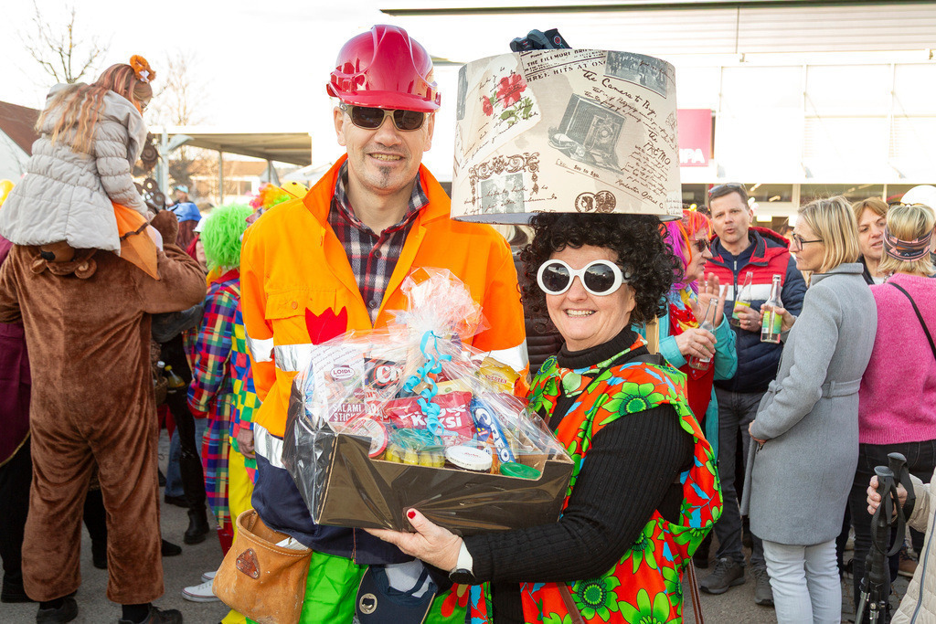 Umzug2025-242_9996 | Fotostrecke: FASCHINGSUMZUG 2025 in Loosdorf. 22 Masken(gruppen)-Teilnehmer: Loosdorfer Vereine, Wirtschaftstreibende, Gemeindeabordnungen sowie Kreditinstitute. rund 700 Besucher entlang der Hauptstrasse. Veranstaltungs-Sicherung durch Mannschaft der FF-Loosdorf mit schwerem Gerät. Maskenprämierung am EKZ-Platz durch Bgm. Thomas Vasku in den Kategorien: Bester Festwagen (Fa. gkonzept-Groissenberger; Beste Personengruppe-ASK-Loosdorf; Beste Einzelperson; Weiteste Anreise-FF Schollach;