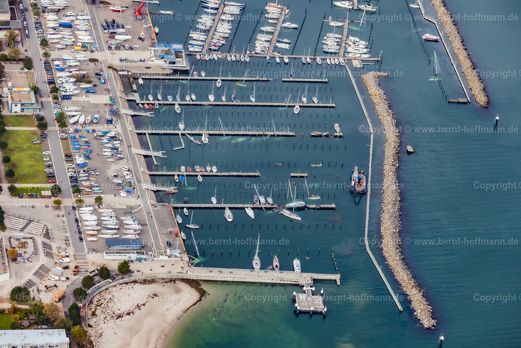 PLB_6318_45x30_Schilksee | LUFTBILD. Kiel - Schilksee Olympiahafen. __ Havarierte Yachten im Südhafen. - Realisiert mit Pictrs.com