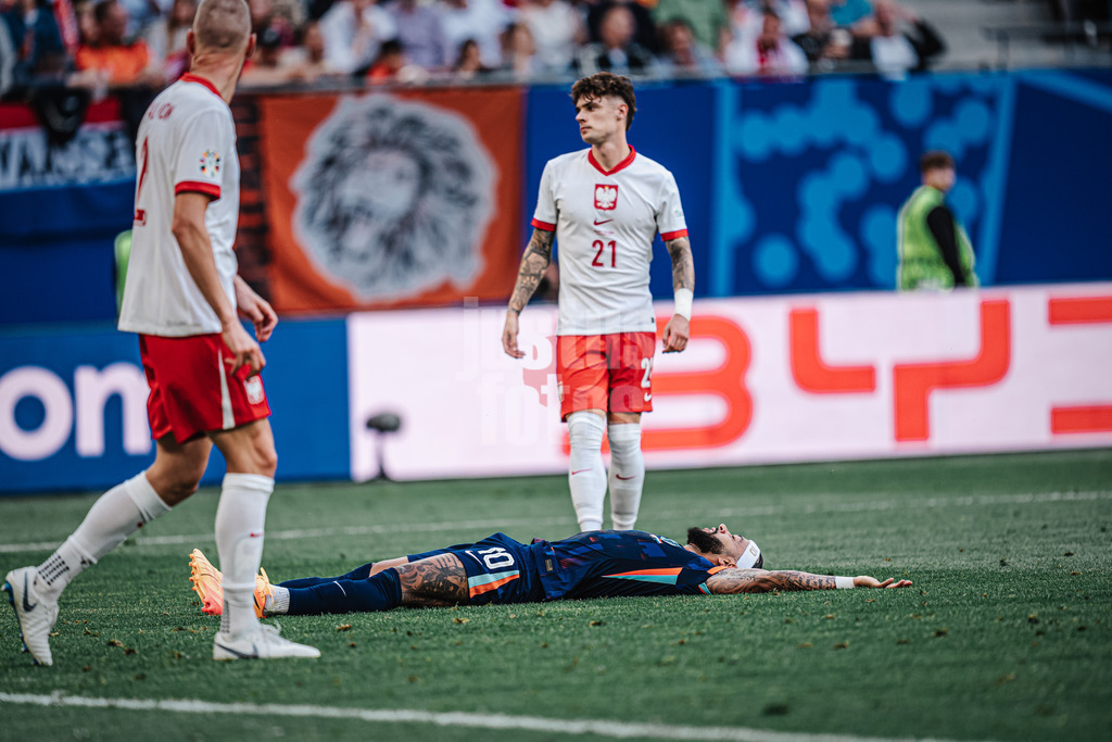 Fußball | Herren | UEFA-Fußball-Europameisterschaft 2024 | Gruppe D | Polen vs. Niederlande | 16.06.2024 | Memphis Depay (#10, Niederlande) liegt enttäuscht frustriert am Boden ärgert sich