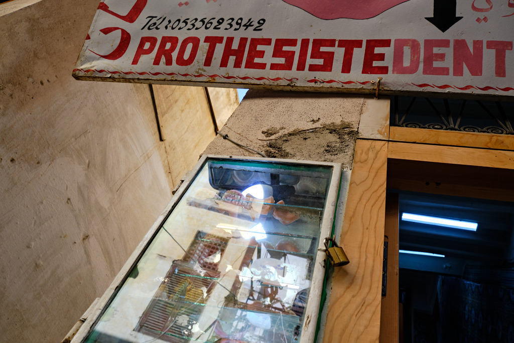 Blick auf ein Geschäft mit Zahnprothesen | Fes, Marokko - November 11, 2024: Blick auf ein Geschäft mit Zahnprothesen und Schaufenster. - Realisiert mit Pictrs.com