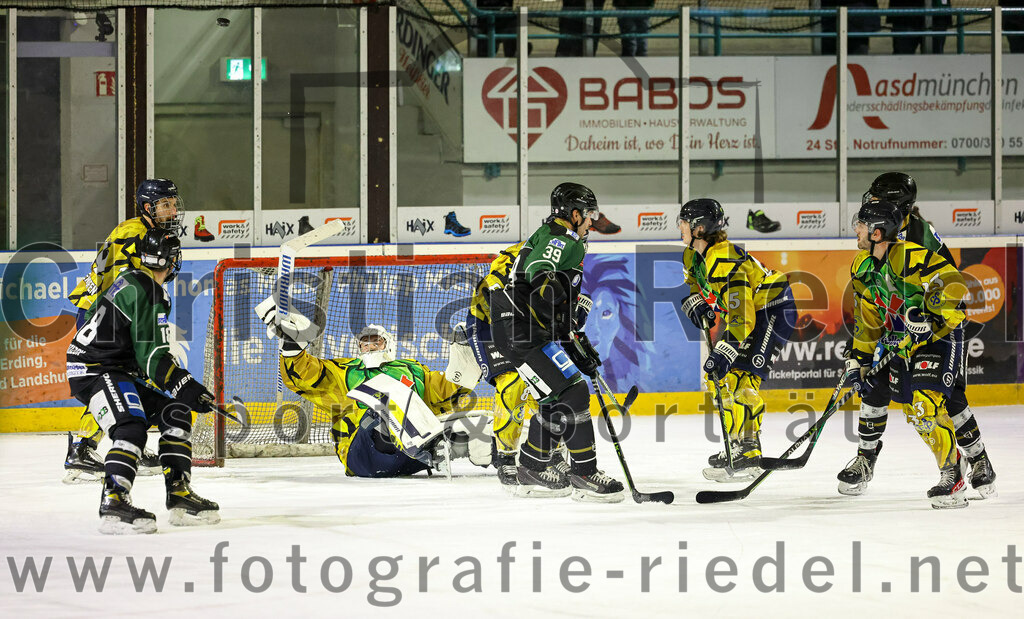 2022-12-16_065_TSV_Erding_gegen_EC_Pfaffenhofen | Erding, Deutschland, 16.12.2022:
Eishockey, Bayernliga 2022 / 2023, 21. Spieltag, TSV Erding gegen EC Pfaffenhofen, Endergebnis: 14:1

Daniel Krzizok (Erding Gladiators, #18), Torwart Hannes Kiefer (EC Pfaffenhofen, #30), Thomas Plihal (Erding Gladiators, #39), Alex Ermakov (EC Pfaffenhofen, #15)

Foto: Christian Riedel / fotografie-riedel.net