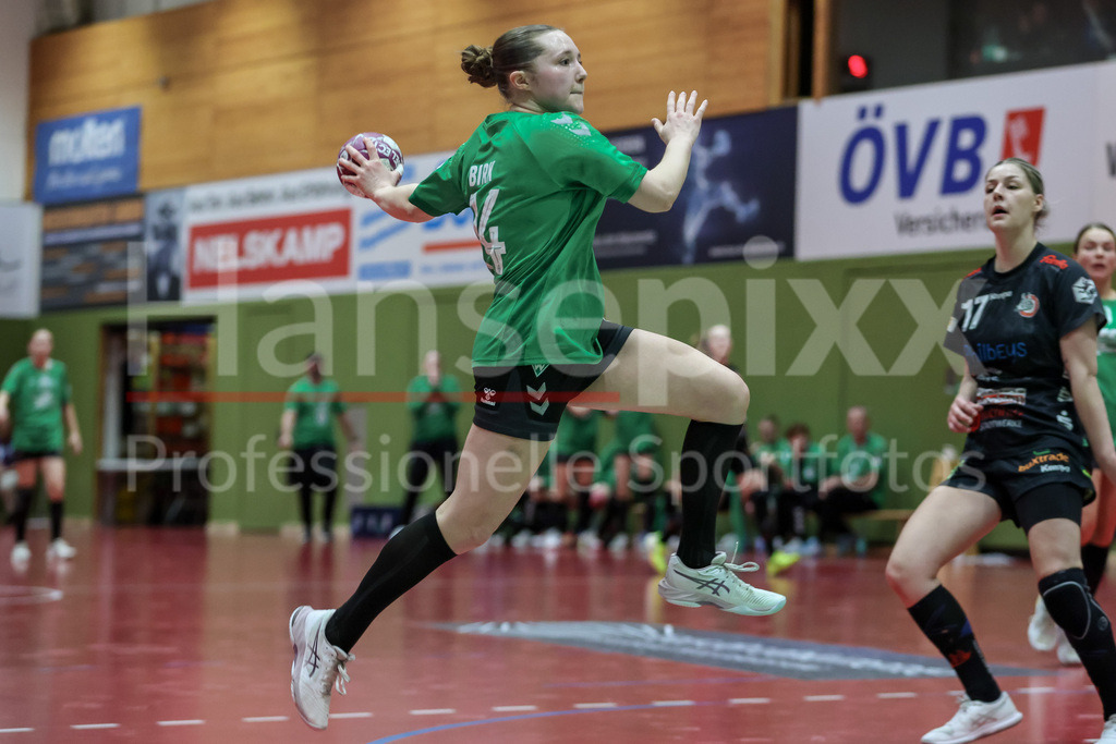 Handball, 2. Bundesliga Frauen, SV Werder Bremen - HL Buchholz 08-Rosengarten | v.li.: Mara Birk (SV Werder Bremen, 74) am Ball, Spielszene, Aktion, Action