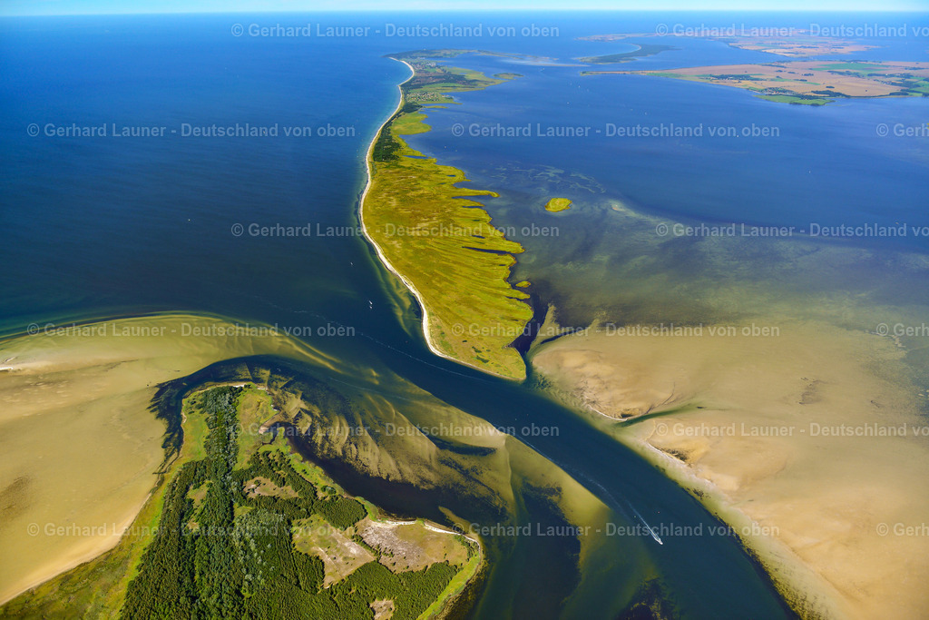 3638047 | Nationalpark Vorpommersche Boddenlandschaft, Hiddensee, Gellen Südspitze, KLAUSDORF 25.08.2016 Sandbank- Landfläche durch Strömungen unter der Meeres- Wasseroberfläche der Ostsee an der Straße Boddenweg in Klausdorf im Bundesland Mecklenburg-Vorpommern, Deutschland. // Sandbank- land area by flow under the sea water surface of Baltic Sea on street Boddenweg in Klausdorf in the state Mecklenburg - Western Pomerania, Germany. Foto: Gerhard Launer