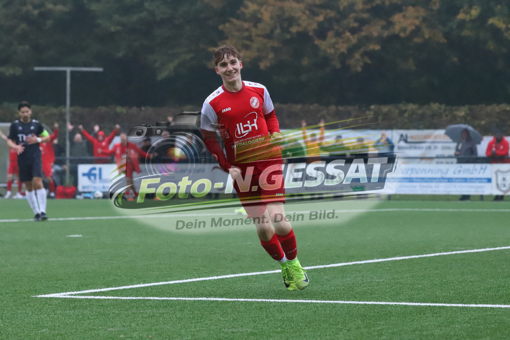 FC RW Kirchlengern - BV Bad Lippspringe | Auf dem Bild zu sehen: rot FC RW Kirchlengern: Julian ZählerFC RW Kirchlengern, BV Bad Lippspringe, Saison 25/26, Landesliga, Kirchlengern, Deutschland - Realisiert mit Pictrs.com