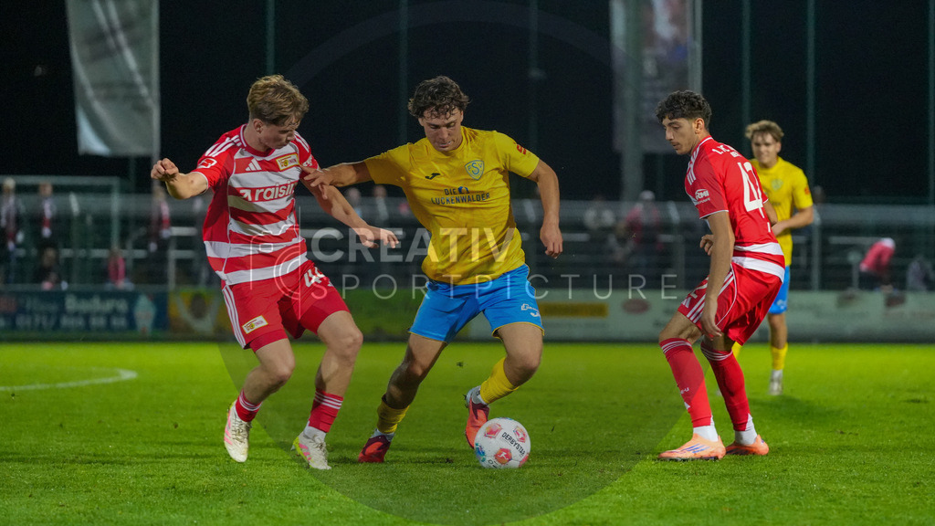 Fußball, Herren, Saison 2025/2026, Testspiel, Freundschaftsspiel, FSV 63 Luckenwalde vs. 1.FC Union Berlin, Mittwoch 08.10.2025, Werner-Seelenbinder-Stadion Luckenwalde, | Fußball, Herren, Saison 2025/2026, Testspiel, Freundschaftsspiel, FSV 63 Luckenwalde vs. 1.FC Union Berlin, Mittwoch 08.10.2025, Werner-Seelenbinder-Stadion Luckenwalde, Im Bild: Tim Blaszczak (l. Union), Max Hathaway (m. Luckenwalde) und Elias Ali (r. Union) - Realisiert mit Pictrs.com