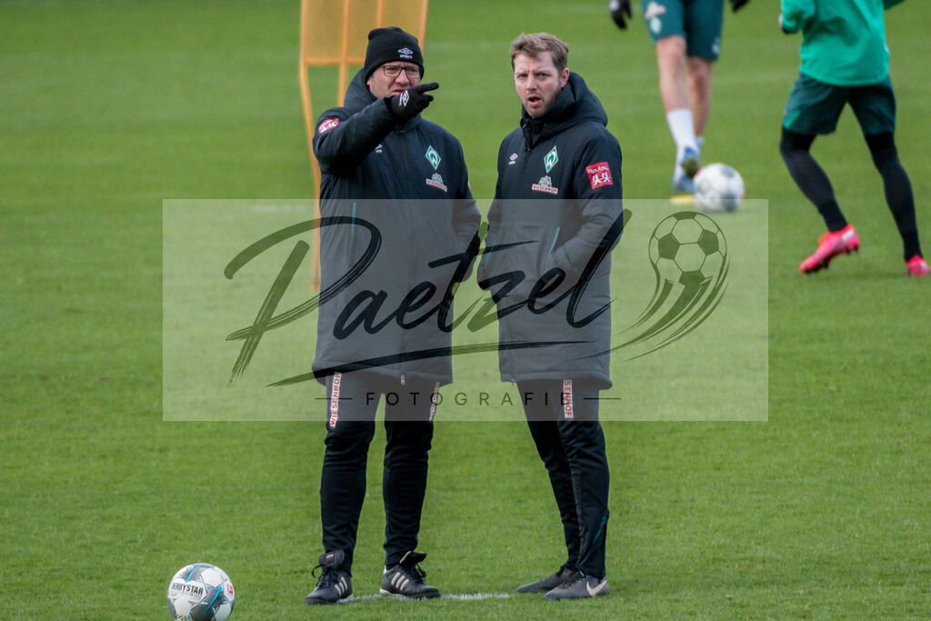 20200218_TRASVW_0010 | Fussball, Herren: Co-Trainer Thomas Horsch (SV Werder Bremen) und Trainer Florian Kohfeldt (SV Werder Bremen) unterhalten sich waehrend der Trainingseinheit des SV Werder Bremen auf dem wohninvest Weserstadion Trainingsplatz am 18.02.2020 in Bremen, Deutschland. - Realisiert mit Pictrs.com