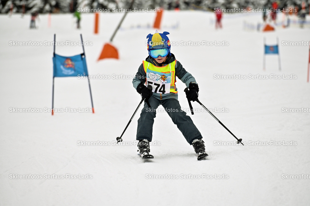 SRF_20.02.2026_0541 | Skirennfotos,Serfaus,Fiss,Ladis,Kinderskirennen,Winter,Tirol,Oberland,skirace,SFL,feelfree,weil wir's genießen,ski,Ski,skifahren,Sonnenplateau, - Realisiert mit Pictrs.com