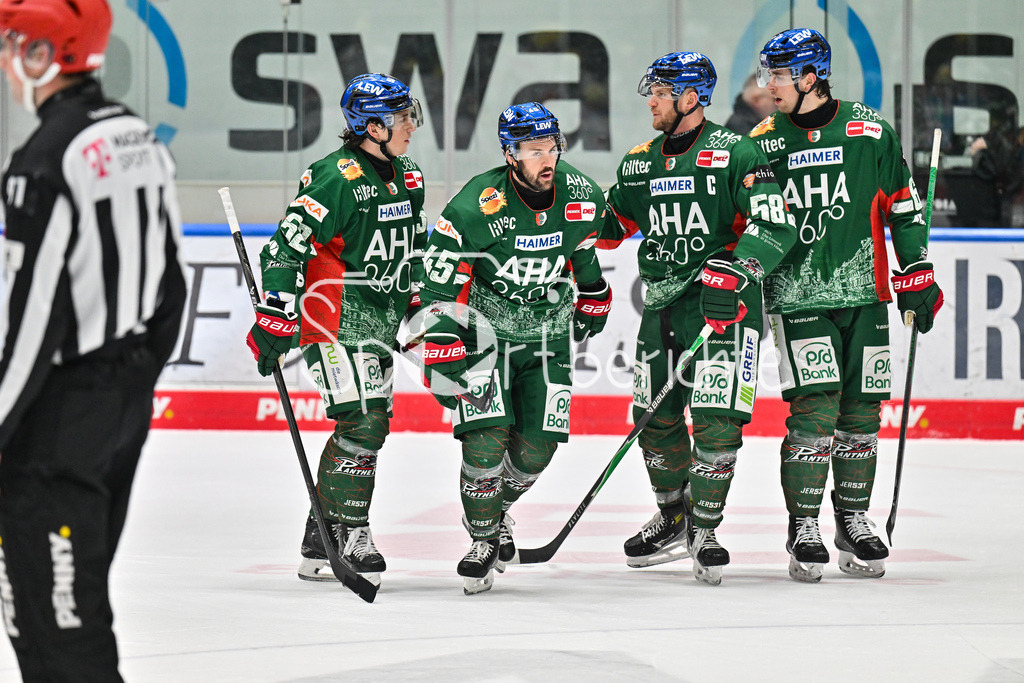 Augsburger Panther - Löwen Frankfurt | AUGSBURG, GERMANY - 16. JANUARY: Jubel der Panther nach dem Treffer zum 6-3 durch Jason BAST (Augsburger Panther 45) / Tor / Torschuetze / Freude / Happy während dem Match zwischen den Augsburger Panthern und den Löwen Frankfurt am 40. Spieltag der penny DEL im Curt Frenzel Stadion