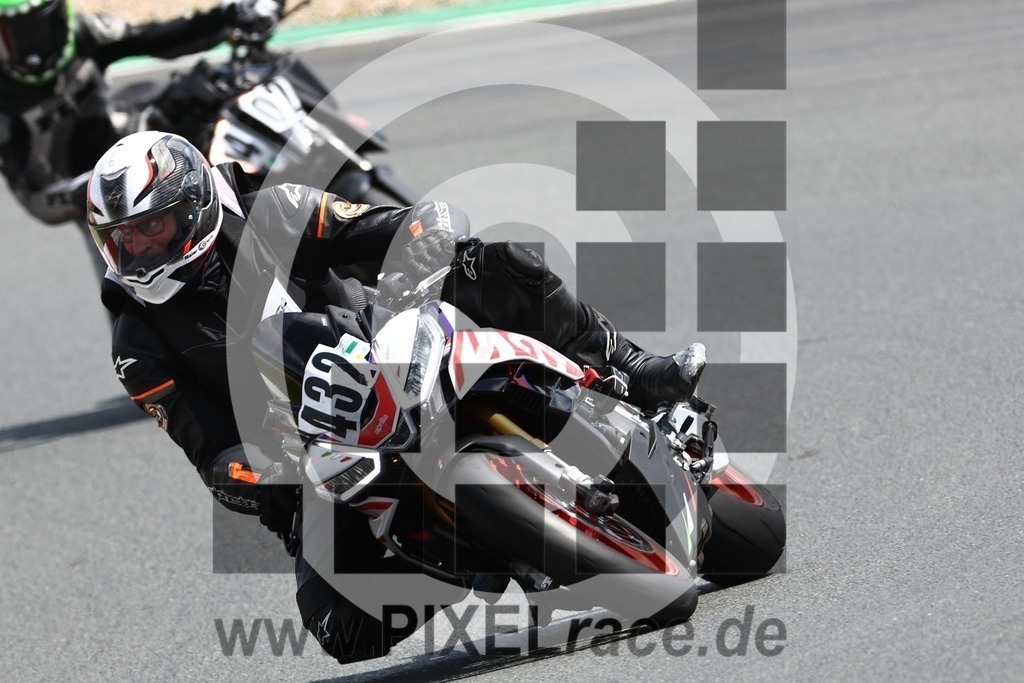 0432-20240617_01388 | Schöne Erinnerungen an spannende Momente - das festzuhalten ist unser Job. PIXELrace.de ist seit 2003 auf den Rennstrecken Europas unterwegs um die Action draußen beim Fahren und die wunderbare Stimmung imm Fahrerlager für euch einzufangen.