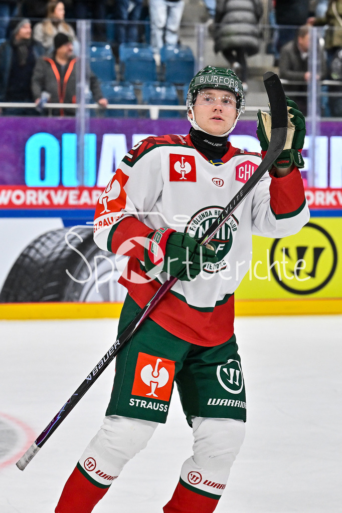 ERC Ingolstadt - Frölunda HC | INGOLSTADT, GERMANY - 02. DECEMBER: die Spieler der Schweden feiern den Auswärtssieg in Ingolstadt nach dem Match zwischen dem ERC Ingolstadt und Frölunda HC beim Hinspiel im Viertelfinale der Champions Hockey League in der Saturn Arena / Noah HASA (Frölunda Gothenburg 32)