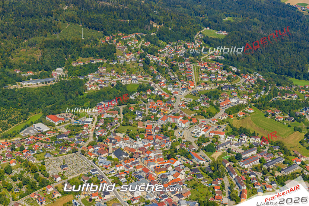 Luftaufnahme der Stadt Hauzenberg - Die Luftaufnahme wurde 2025 vom UL-Flugzeug heraus erstellt ( keine Drohne ) - Hochauflösende Luftaufnahme - für professionelle Ausdrucke geeignet. Die Geschenkidee !Mit Lizenz und Bildrechte bestellbar