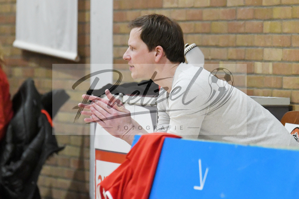 20200126_OSCTGN_0040 | Basketball, Juniorinnen: Assistenztrainer Lars Herrmann (OSC Junior Panthers) gestikuliert beim Spiel der WNBL zwischen OSC Junior Panthers vs. TG Neuss Junior Tigers am 26.01.2020 im Panthers Dome in Osnabrück, Deutschland.(Foto von Nico Paetzel) - Realisiert mit Pictrs.com